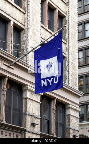 NYU Flagge außerhalb einer New York Universitätsgebäude in Greenwich Village in New York City Stockfoto