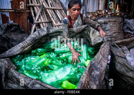 Dhaka, Bangladesch. 11. August 2015. Arbeitnehmerinnen, recycling von Kunststoff-Produkten hauptsächlich Kunststoff Flaschen in einer Fabrik. Bildnachweis: Belal Hossain Rana/Pacific Press/Alamy Live-Nachrichten Stockfoto