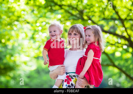 Großmutter und Enkel Picknick in einem Park. Oma spielt mit Kindern in einen sonnigen Herbst Wald Stockfoto