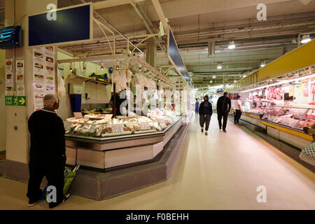 frische Lebensmittel Fleisch und Fisch in der Stierkampfarena Markthalle Birmingham UK Stockfoto