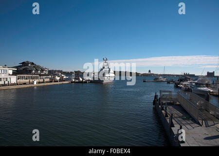 Luxus-Yacht vor Anker von The Waterfront Boston Massachusetts, USA Stockfoto