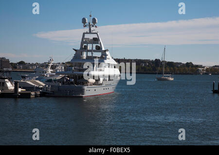 Luxus-Yacht vor Anker von The Waterfront Boston Massachusetts, USA Stockfoto