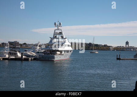 Luxus-Yacht vor Anker von The Waterfront Boston Massachusetts, USA Stockfoto