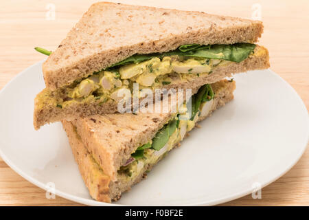 Coronation Chicken Sandwich auf einer Platte Stockfoto