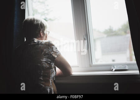 einsame 60 Jahre alten Senior in der Wohnung ist Stockfoto