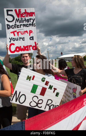 Birch Run, Michigan USA - 11. August 2015 - Arbeit, Hispanic und demokratische Partei Aktivisten Streikposten eine republikanische Spendenaktion mit republikanische Präsidentschaftskandidat Donald Trump. Sie protestierten Trumps Anti-Immigranten, Anti-Frau und Anti-Veteranen Aussagen. Bildnachweis: Jim West/Alamy Live-Nachrichten Stockfoto