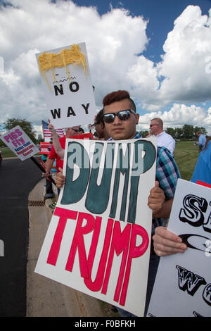 Birch Run, Michigan USA - 11. August 2015 - Arbeit, Hispanic und demokratische Partei Aktivisten Streikposten eine republikanische Spendenaktion mit republikanische Präsidentschaftskandidat Donald Trump. Sie protestierten Trumps Anti-Immigranten, Anti-Frau und Anti-Veteranen Aussagen. Bildnachweis: Jim West/Alamy Live-Nachrichten Stockfoto