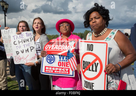 Birch Run, Michigan USA - 11. August 2015 - Arbeit, Hispanic und demokratische Partei Aktivisten Streikposten eine republikanische Spendenaktion mit republikanische Präsidentschaftskandidat Donald Trump. Sie protestierten Trumps Anti-Immigranten, Anti-Frau und Anti-Veteranen Aussagen. Bildnachweis: Jim West/Alamy Live-Nachrichten Stockfoto