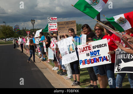 Birch Run, Michigan USA - 11. August 2015 - Arbeit, Hispanic und demokratische Partei Aktivisten Streikposten eine republikanische Spendenaktion mit republikanische Präsidentschaftskandidat Donald Trump. Sie protestierten Trumps Anti-Immigranten, Anti-Frau und Anti-Veteranen Aussagen. Bildnachweis: Jim West/Alamy Live-Nachrichten Stockfoto