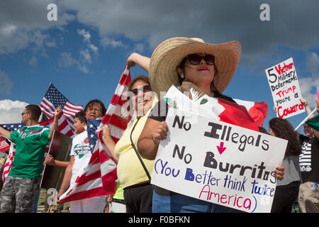 Birch Run, Michigan USA - 11. August 2015 - Arbeit, Hispanic und demokratische Partei Aktivisten Streikposten eine republikanische Spendenaktion mit republikanische Präsidentschaftskandidat Donald Trump. Sie protestierten Trumps Anti-Immigranten, Anti-Frau und Anti-Veteranen Aussagen. Bildnachweis: Jim West/Alamy Live-Nachrichten Stockfoto