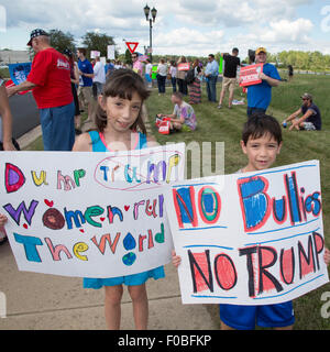 Birch Run, Michigan USA - 11. August 2015 - Arbeit, Hispanic und demokratische Partei Aktivisten Streikposten eine republikanische Spendenaktion mit republikanische Präsidentschaftskandidat Donald Trump. Sie protestierten Trumps Anti-Immigranten, Anti-Frau und Anti-Veteranen Aussagen. Bildnachweis: Jim West/Alamy Live-Nachrichten Stockfoto