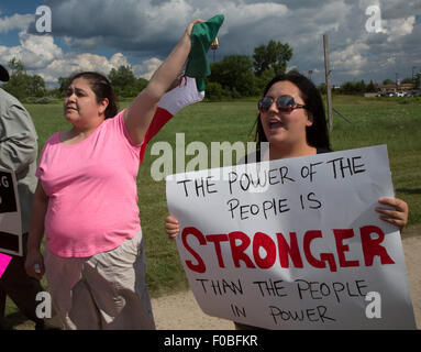 Birch Run, Michigan USA - 11. August 2015 - Arbeit, Hispanic und demokratische Partei Aktivisten Streikposten eine republikanische Spendenaktion mit republikanische Präsidentschaftskandidat Donald Trump. Sie protestierten Trumps Anti-Immigranten, Anti-Frau und Anti-Veteranen Aussagen. Bildnachweis: Jim West/Alamy Live-Nachrichten Stockfoto