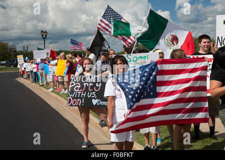 Birch Run, Michigan USA - 11. August 2015 - Arbeit, Hispanic und demokratische Partei Aktivisten Streikposten eine republikanische Spendenaktion mit republikanische Präsidentschaftskandidat Donald Trump. Sie protestierten Trumps Anti-Immigranten, Anti-Frau und Anti-Veteranen Aussagen. Bildnachweis: Jim West/Alamy Live-Nachrichten Stockfoto