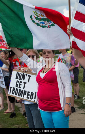 Birch Run, Michigan USA - 11. August 2015 - Arbeit, Hispanic und demokratische Partei Aktivisten Streikposten eine republikanische Spendenaktion mit republikanische Präsidentschaftskandidat Donald Trump. Sie protestierten Trumps Anti-Immigranten, Anti-Frau und Anti-Veteranen Aussagen. Bildnachweis: Jim West/Alamy Live-Nachrichten Stockfoto