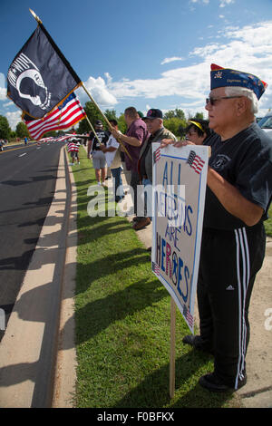 Birch Run, Michigan USA - 11. August 2015 - Labor, Hispanic, Veteranen und demokratische Parteiaktivisten Streikposten eine republikanische Spendenaktion mit republikanische Präsidentschaftskandidat Donald Trump. Sie protestierten Trumps Anti-Immigranten, Anti-Frau und Anti-Veteranen Aussagen. Bildnachweis: Jim West/Alamy Live-Nachrichten Stockfoto