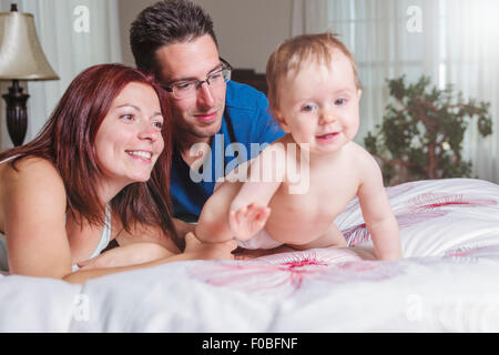 Porträt von glückliche Familie, schöne Mutter und gut aussehend Vater Stockfoto