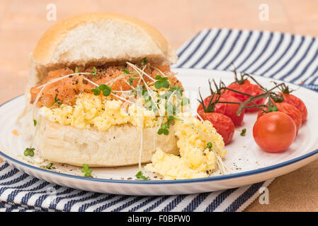 Geräucherter Lachs und Rührei sandwich Stockfoto