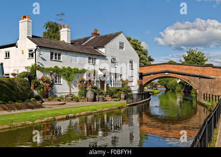 Haus und Hütte am Ufer des Bridgewater Kanals in Lymm in Cheshire, England. Stockfoto