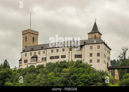 Berühmte historische Panorama des Rozumberk, Schloss in Staatsbesitz und Stadt 160 km oder 100 Meilen südlich von Prag auf der Moldau V Stockfoto