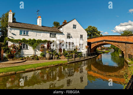 Haus und Hütte am Ufer des Bridgewater Kanals in Lymm in Cheshire, England. Stockfoto