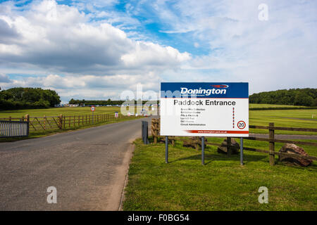 Fahrerlager Eintritt in Donington Park Rennstrecke in Castle Donington in Leicestershire, England UK Stockfoto