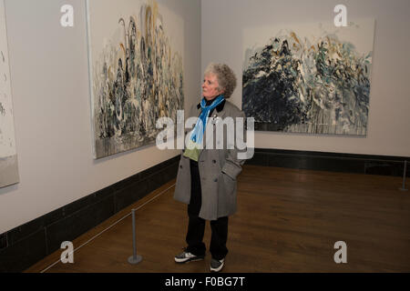 Künstler Maggi Hambling mit einigen ihrer Arbeit in der National Portrait Gallery angezeigt werden soll. Stockfoto