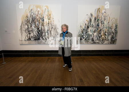 Künstler Maggi Hambling mit einigen ihrer Arbeit in der National Portrait Gallery angezeigt werden soll. Stockfoto