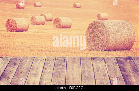 Vintage getönten Heuballen auf einem Feld mit Holzbrettern. Stockfoto