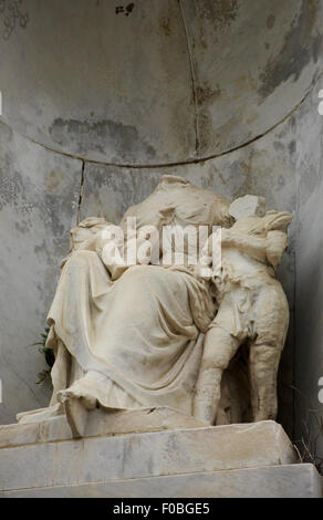 Denkmal in St. Louis Cemetery in New Orleans Louisiana beschädigt Stockfoto