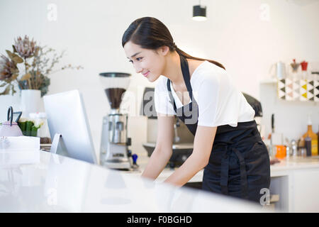 Coffee-Shop-Besitzer, die mit computer Stockfoto