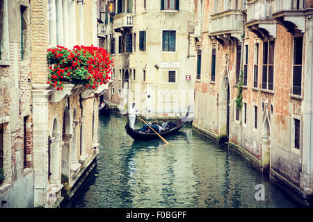 Typischer Kanal in Venedig, Italien mit traditionellen Gondel in der Ferne Stockfoto