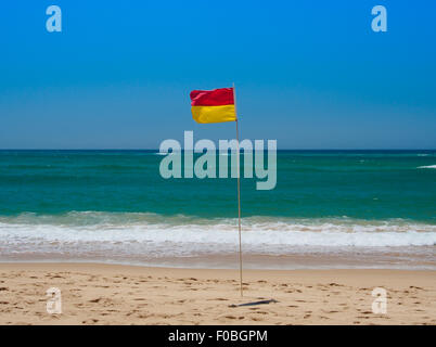 Schwimmen Flagge am Strand Stockfoto