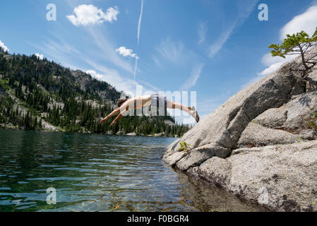 Backpacker Tauchen in einem See in Oregon Wallowa Mountains hoch. Stockfoto