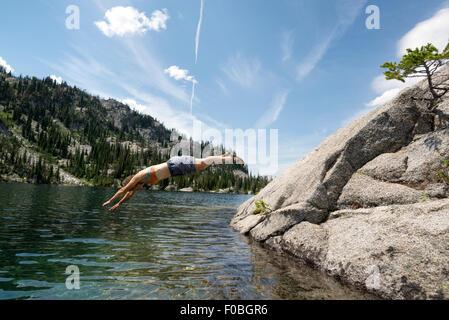 Backpacker Tauchen in einem See in Oregon Wallowa Mountains hoch. Stockfoto