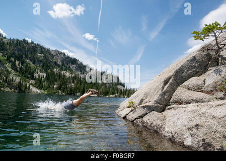 Backpacker Tauchen in einem See in Oregon Wallowa Mountains hoch. Stockfoto