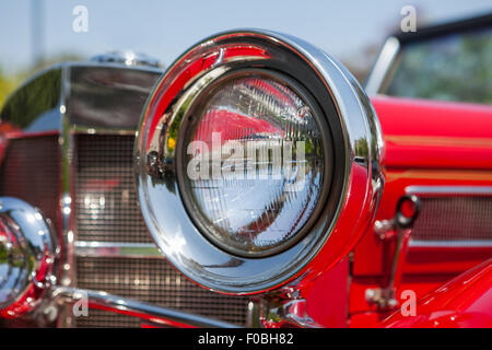 Rote Details auf die Scheinwerfer eines Oldtimers Stockfoto