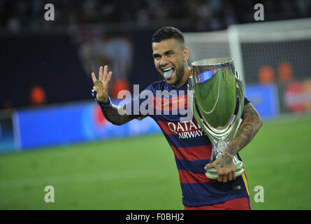 Tiflis (Tbilissi), Georgien. 11. August 2015. Dani Alves Barcelona feiert nach dem Gewinn der UEFA Super Cup-Finale zwischen Barcelona und Sevilla FC in Tiflis, Georgien, 11. August 2015. Barcelon holte sich den Titel mit 5: 4. Bildnachweis: Kulumbegashvili Tamuna/Xinhua/Alamy Live-Nachrichten Stockfoto