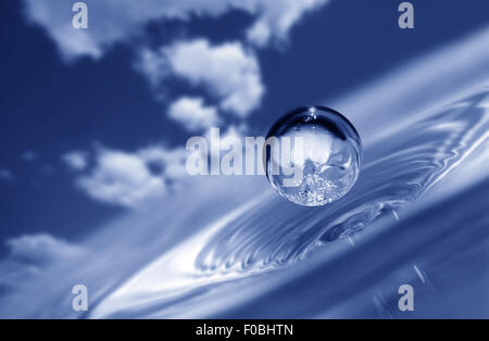 Spritzwasser auf Himmelshintergrund Stockfoto