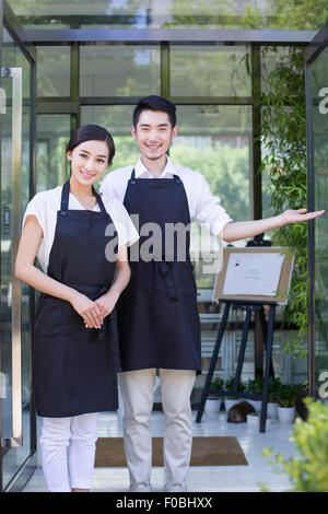 Junges Paar im Coffee-shop Stockfoto