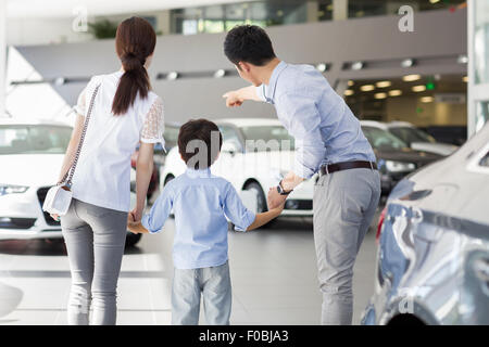 Junge Familie sucht bei Neuwagen im showroom Stockfoto