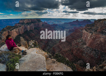 Wanderer nach unten Cape Royal übersehen Grand Canyon North Rim dramatischen Sonnenuntergang Wolken Stockfoto