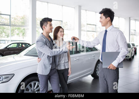 Junges Paar kaufen Autos im showroom Stockfoto