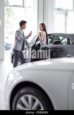 Junges Paar kaufen Autos im showroom Stockfoto