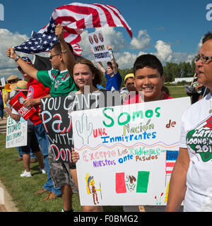Birch Run, Michigan - Labor, Hispanic und demokratischen Parteiaktivisten Streikposten eine Rede von Donald Trump. Stockfoto