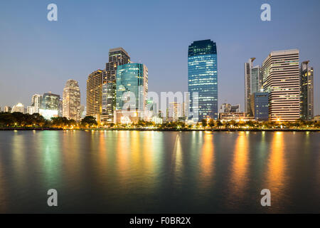 Benjakiti Park liegt im Herzen von moderne und Business District der Asok in der Hauptstadt Bangkok, Thailand Stockfoto
