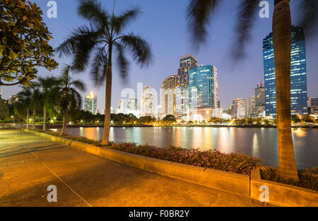 Benjakiti Park liegt im Herzen von moderne und Business District der Asok in der Hauptstadt Bangkok, Thailand Stockfoto