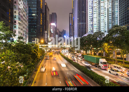 Verkehr nachts entlang Büro eilen Türme im Stadtteil Wan Chai auf Hong Kong Island, Hong Kong SAR. Stockfoto