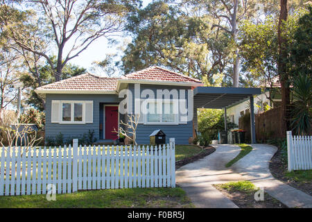 Traditionelles freistehendes Ferienhaus in Avalon Beach an Sydney Northern Beaches, New South wales, Australien Stockfoto