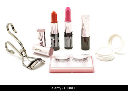 Make-up set mit Wimpernzange Lippenstift falsche Wimpern und Lidschatten isoliert auf weißem Hintergrund Stockfoto