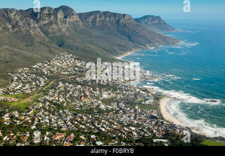 Luftaufnahme von Camps Bay und die Kaphalbinsel vom Lions Head Stockfoto